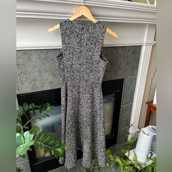 Zara Herringbone Fit & Flare Sleeveless Midi Dress Black Off White - Picture 5 of 7